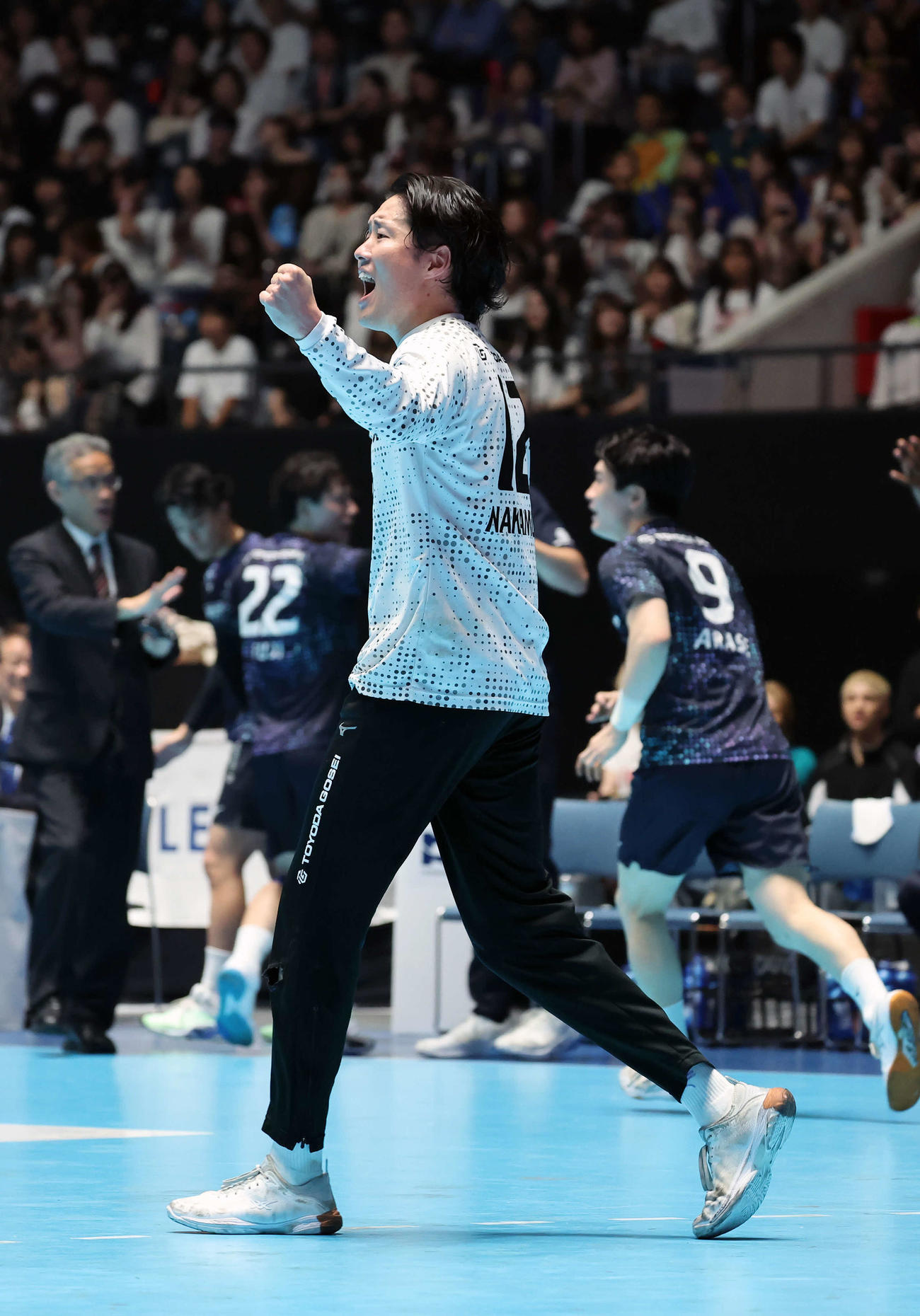 ブレイヴキングス刈谷対豊田合成　後半、豊田合成の中村は相手の攻撃を防ぎガッツポーズを見せる（撮影・山本朝陽）