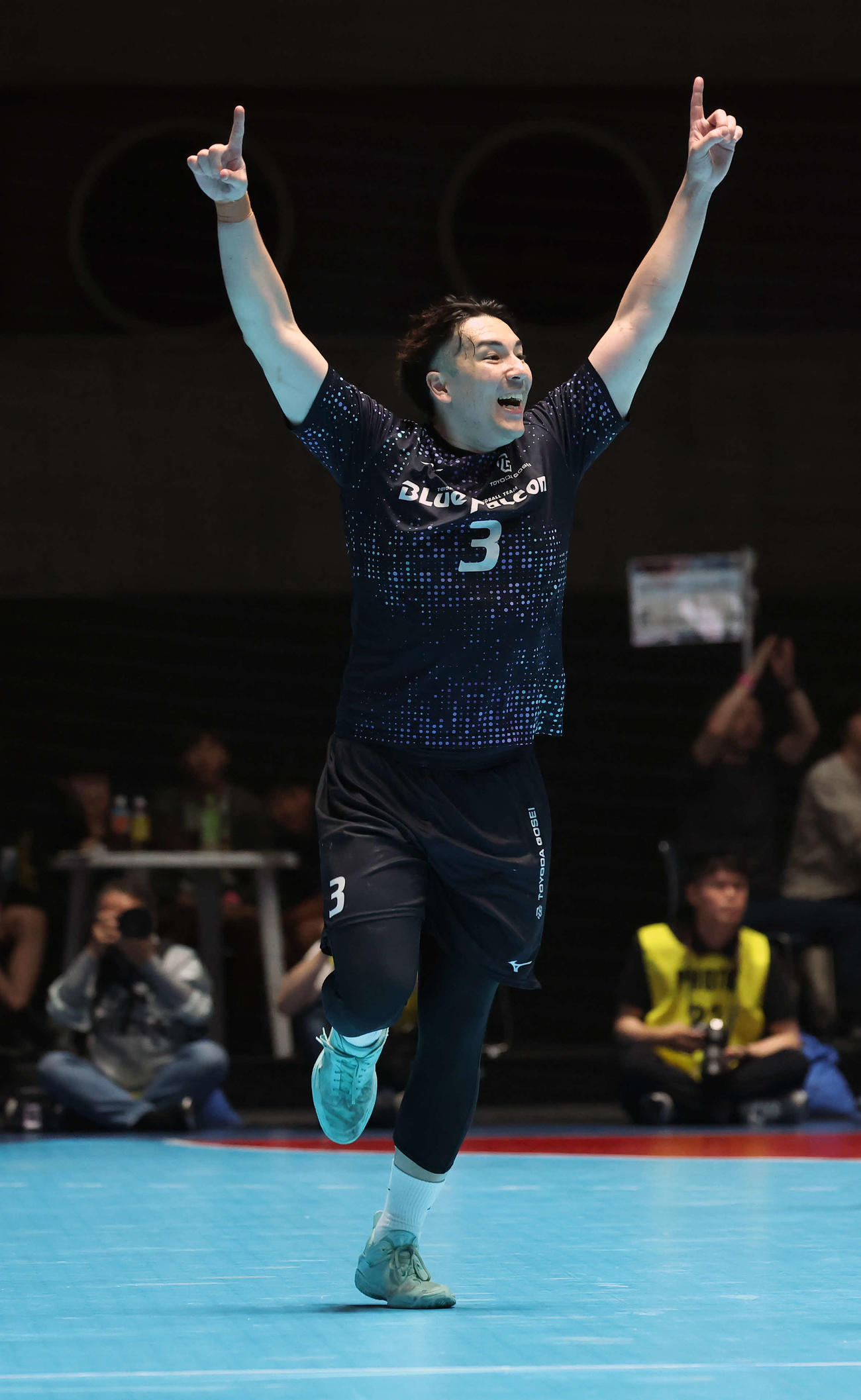 ブレイヴキングス刈谷対豊田合成　後半、豊田合成の戸井凱音はシュートを決め笑顔を見せる（撮影・山本朝陽）