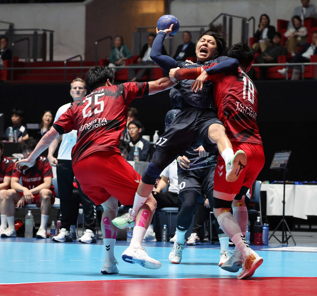 ブレイヴキングス刈谷対豊田合成　前半、豊田合成の古屋悠生（中央）はシュートを試みるが、刈谷守備陣に止められる（撮影・山本朝陽）