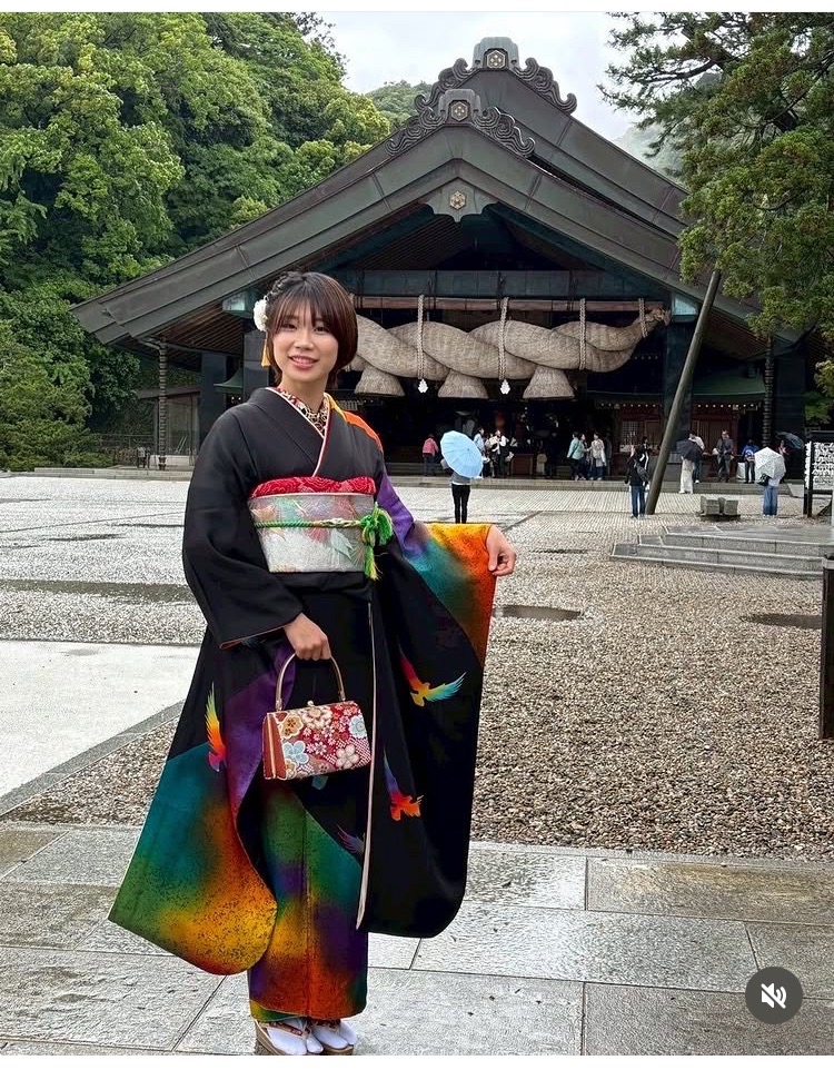 シックな振り袖姿の万代真奈美（インスタグラムから）