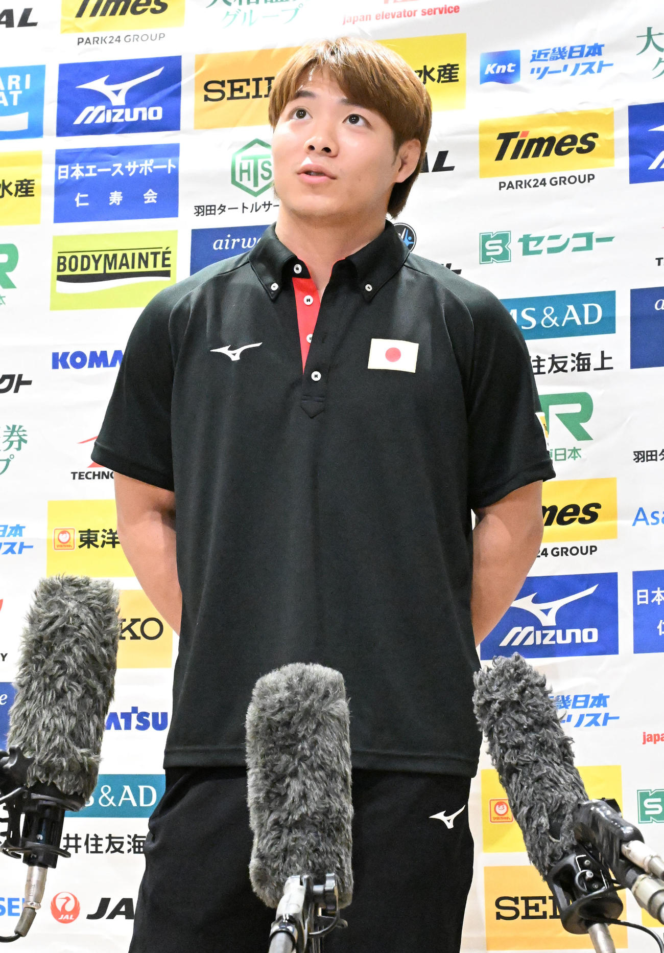 世界選手権を終え、帰国後の取材対応する阿部一二三（撮影・千葉一成）