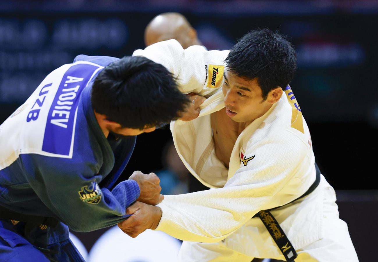 男子81キロ級2回戦　ウズベキスタン選手と対戦する永瀬貴規＝ブダペスト（共同）