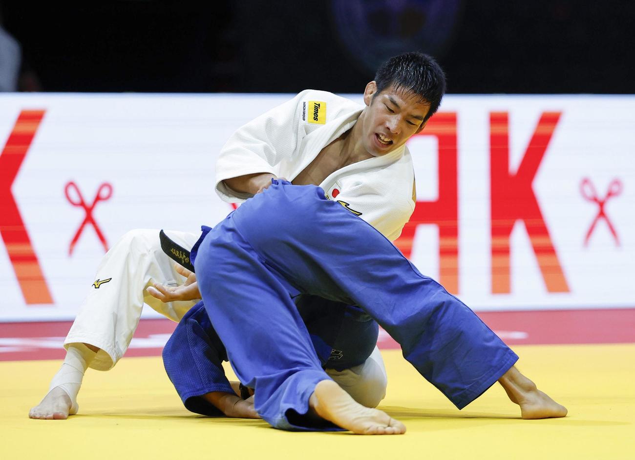 男子81キロ級2回戦　ウズベキスタン選手と対戦する永瀬貴規＝ブダペスト（共同）