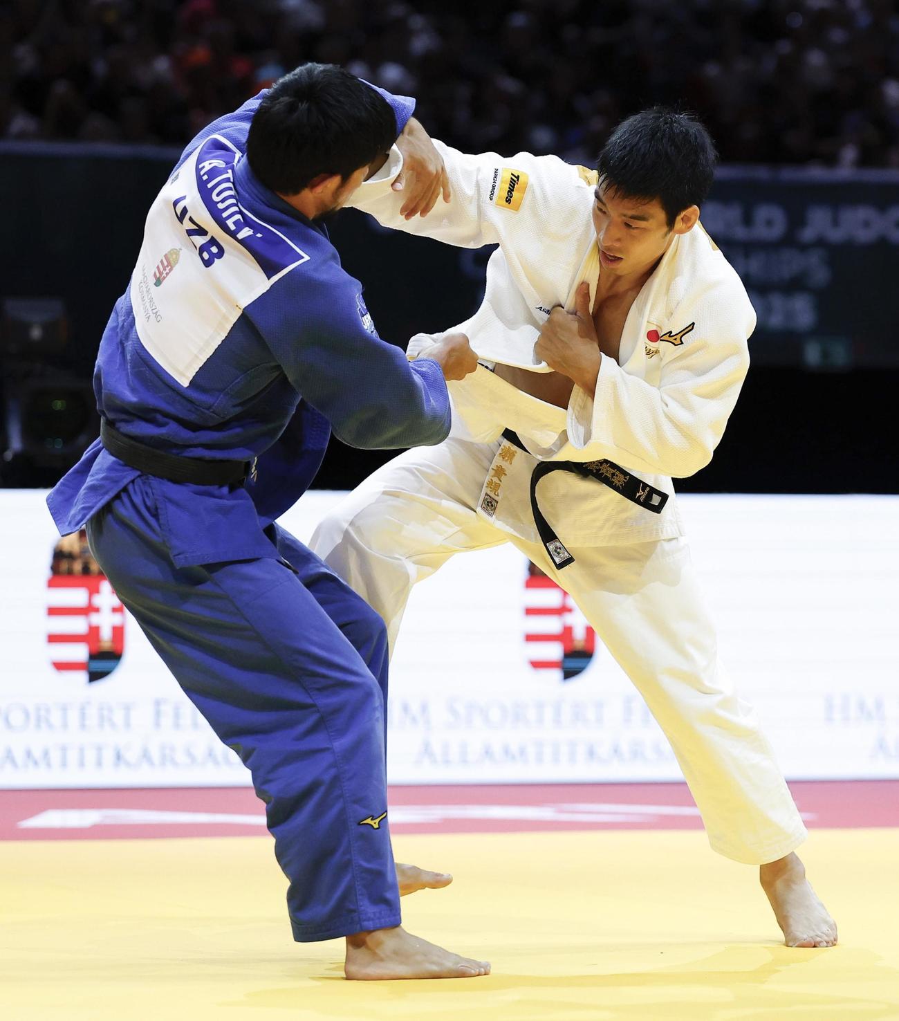 男子81キロ級2回戦　ウズベキスタン選手と対戦する永瀬貴規＝ブダペスト（共同）