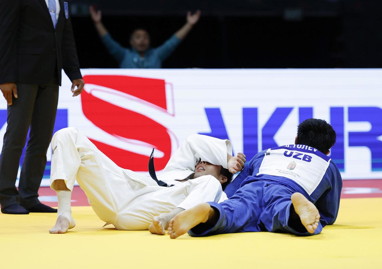 男子81キロ級2回戦でウズベキスタン選手（右）に敗れた永瀬貴規＝ブダペスト（共同）