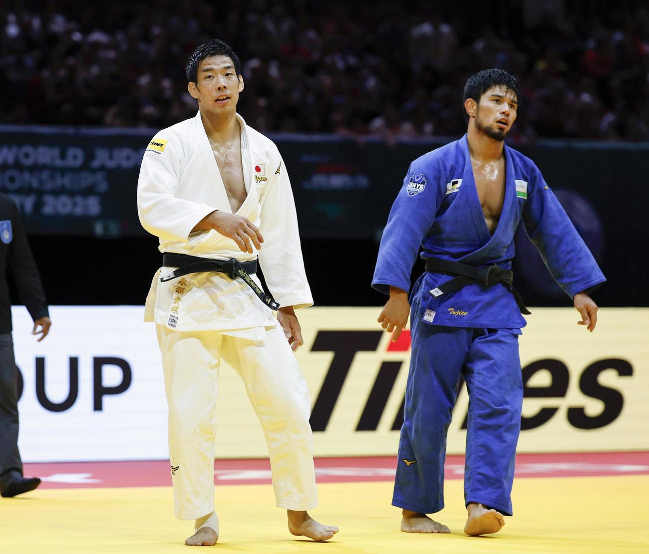 男子81キロ級2回戦でウズベキスタン選手（右）に敗れた永瀬貴規＝ブダペスト（共同）