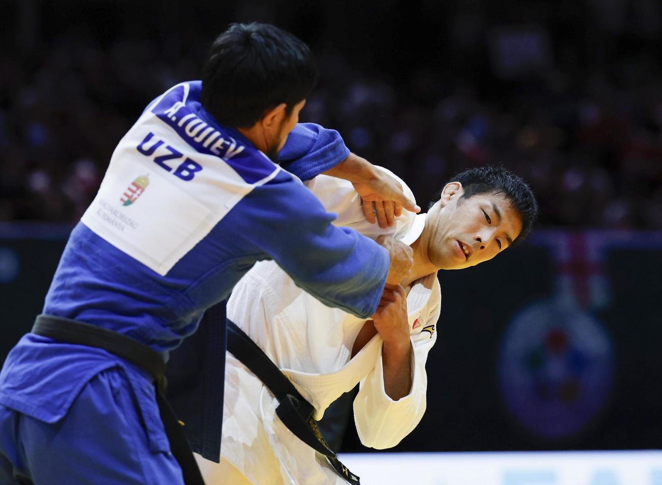 男子81キロ級2回戦　ウズベキスタン選手と対戦する永瀬貴規（共同）