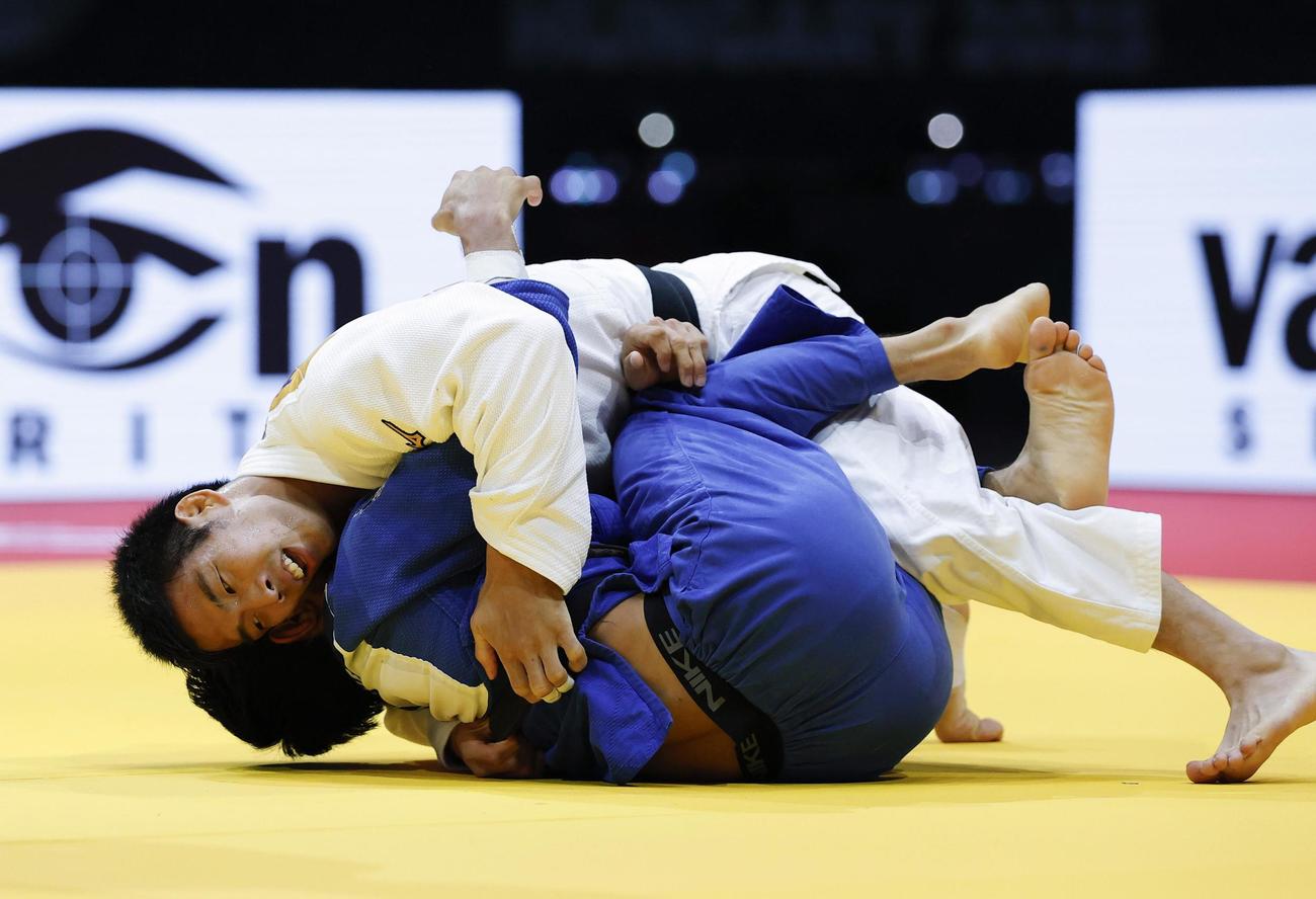 男子81キロ級2回戦　ウズベキスタン選手と対戦する永瀬貴規＝ブダペスト（共同）