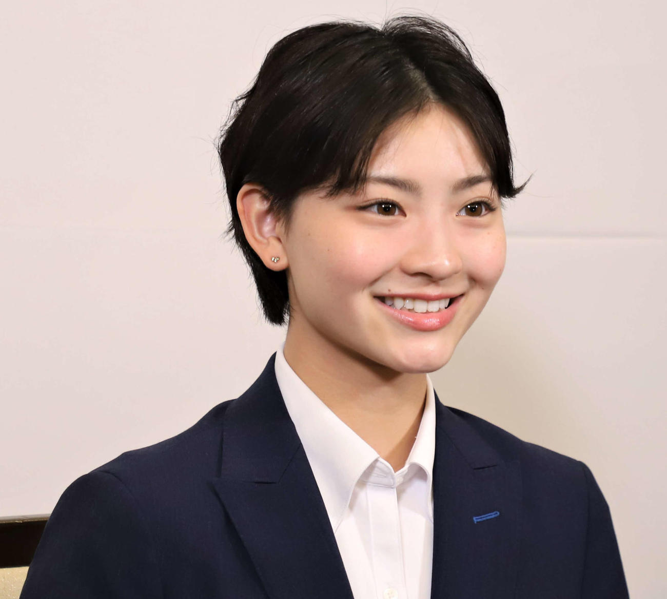 ヨネックススポーツ振興財団の「米山稔賞」表彰式前に取材に応じたバドミントン女子の宮崎（撮影・藤塚大輔）