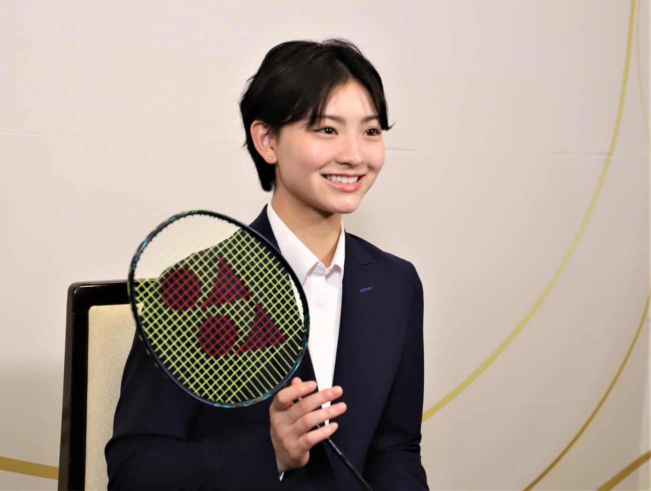 ヨネックススポーツ振興財団の「米山稔賞」表彰式前に取材に応じたバドミントン女子の宮崎（撮影・藤塚大輔）