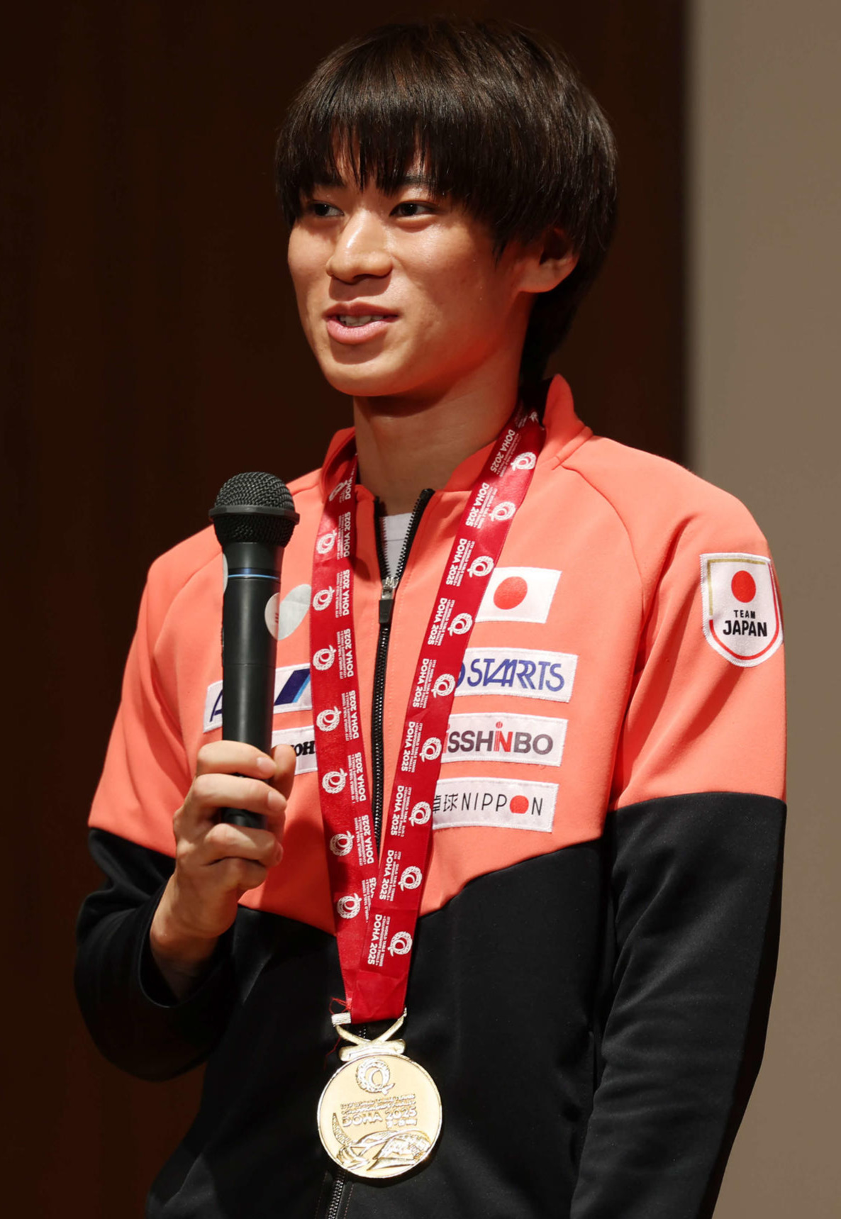 金メダルを獲得した男子ダブルス戸上（撮影・増田悦実）
