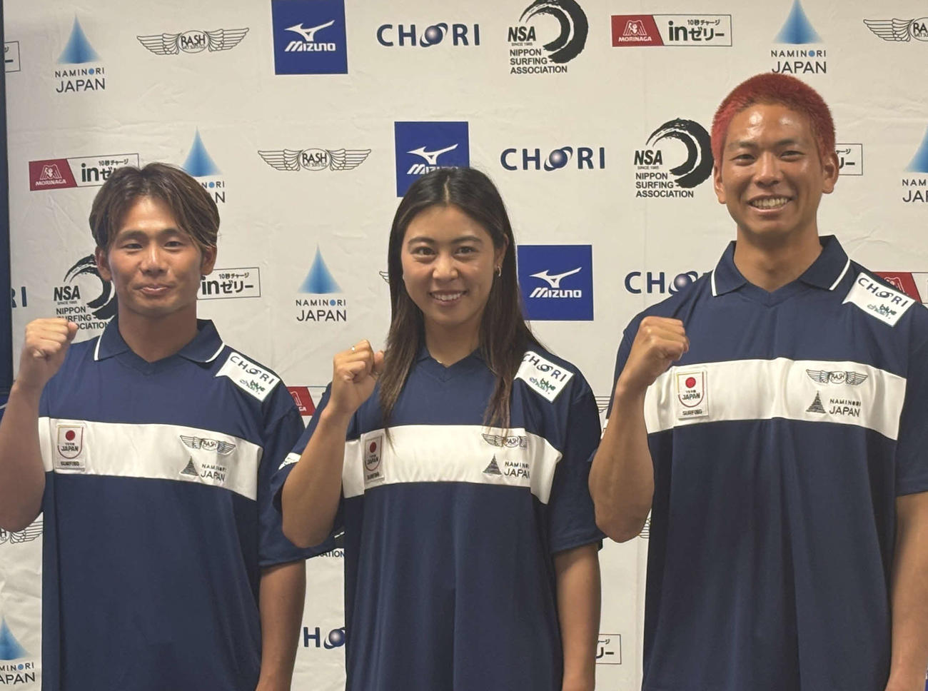 ガッツポーズで写真に納まる（左から）サーフィンWG代表の大原、都筑、西（撮影・勝部晃多）