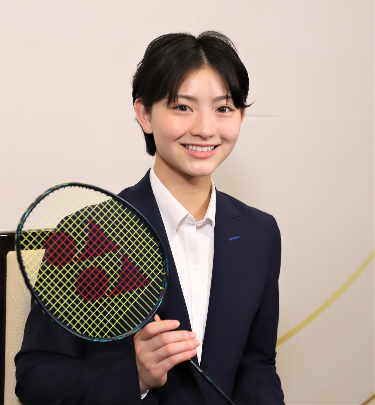 ヨネックススポーツ振興財団の「米山稔賞」表彰式前に取材に応じたバドミントン女子の宮崎（撮影・藤塚大輔）