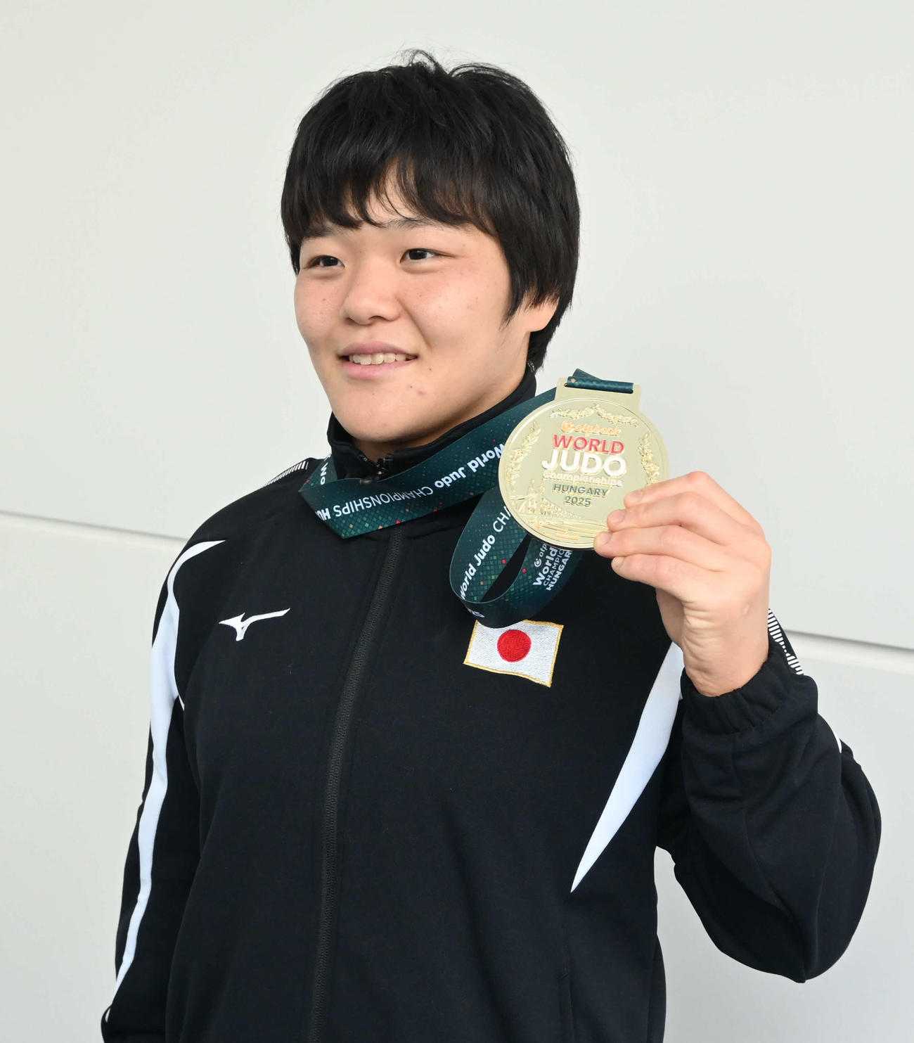 柔道世界選手権女子63キロ級で優勝し、金メダルを見せる嘉重春樺（撮影・飯岡大暉）