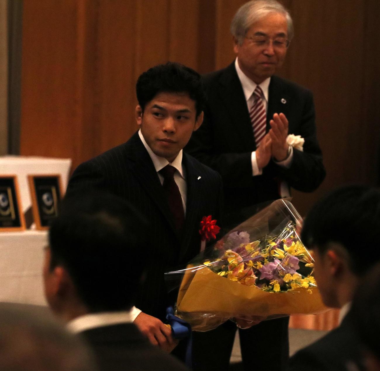 永山は表彰式冒頭で花束を受け取る