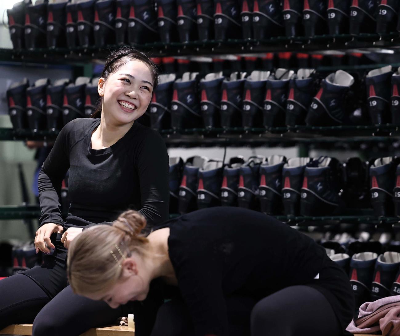 笑顔を見せながら練習の準備をする吉田陽菜（撮影・上田博志）