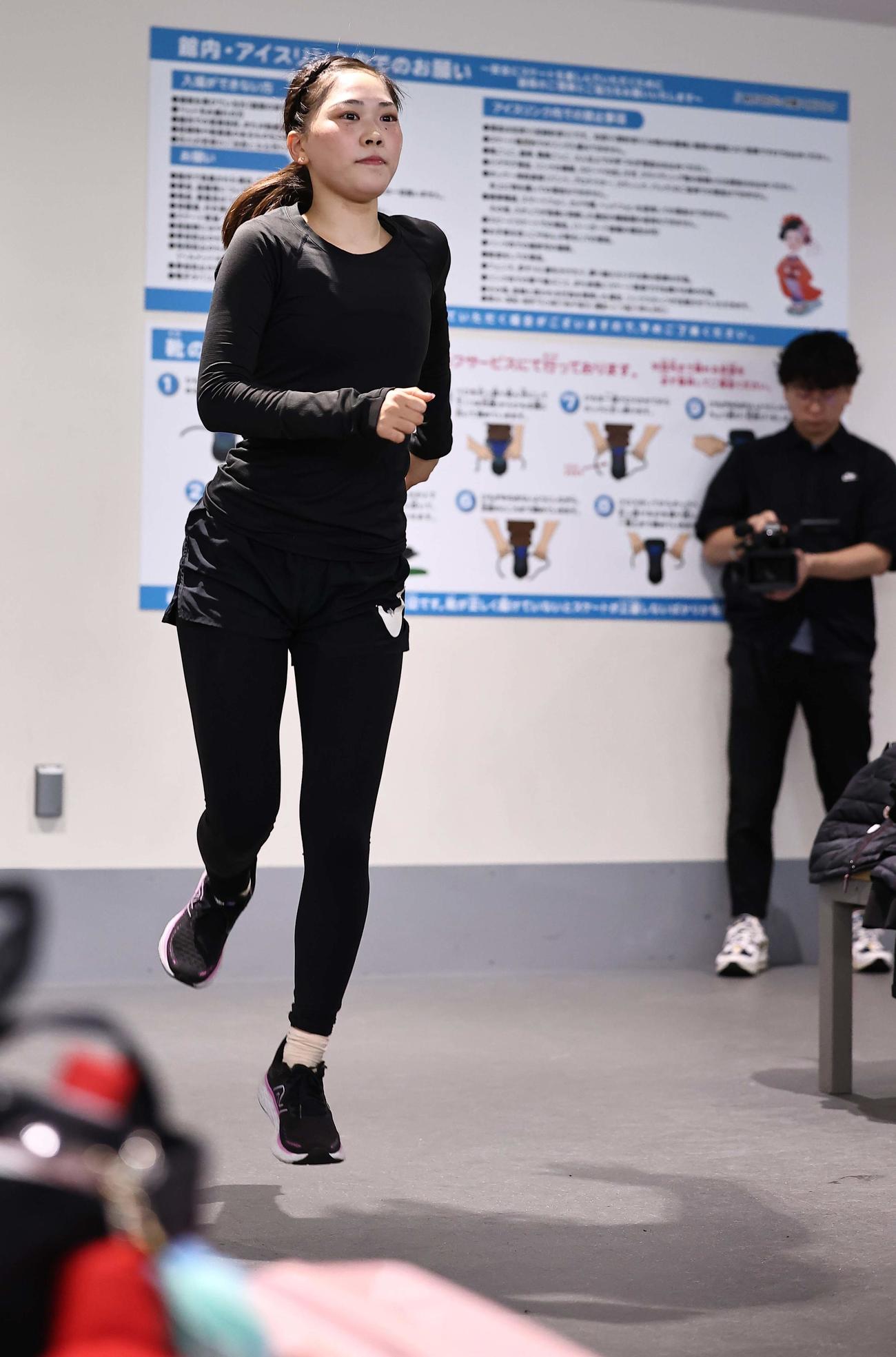 ウオーミングアップをする吉田陽菜（撮影・上田博志）