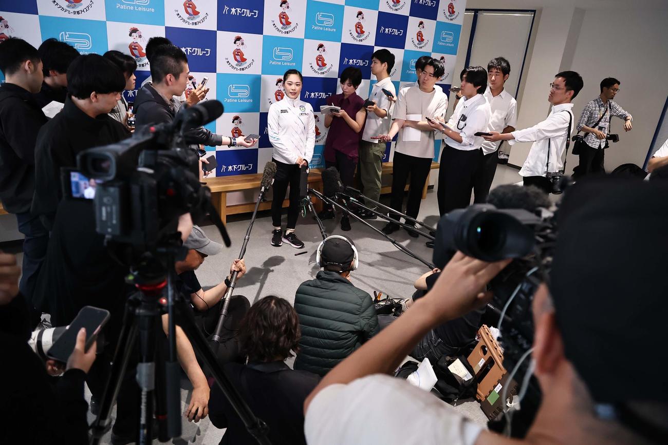 取材を受ける吉田陽菜（撮影・上田博志）