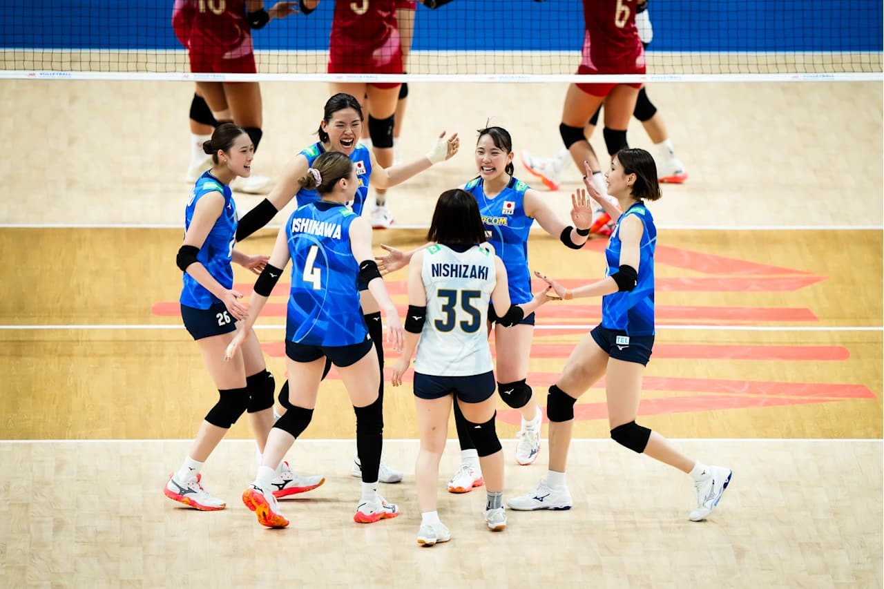 得点を喜ぶ女子日本代表（C）FIVB　　　　　　　　　　　　　　　　　　　　　　　　　　　　　