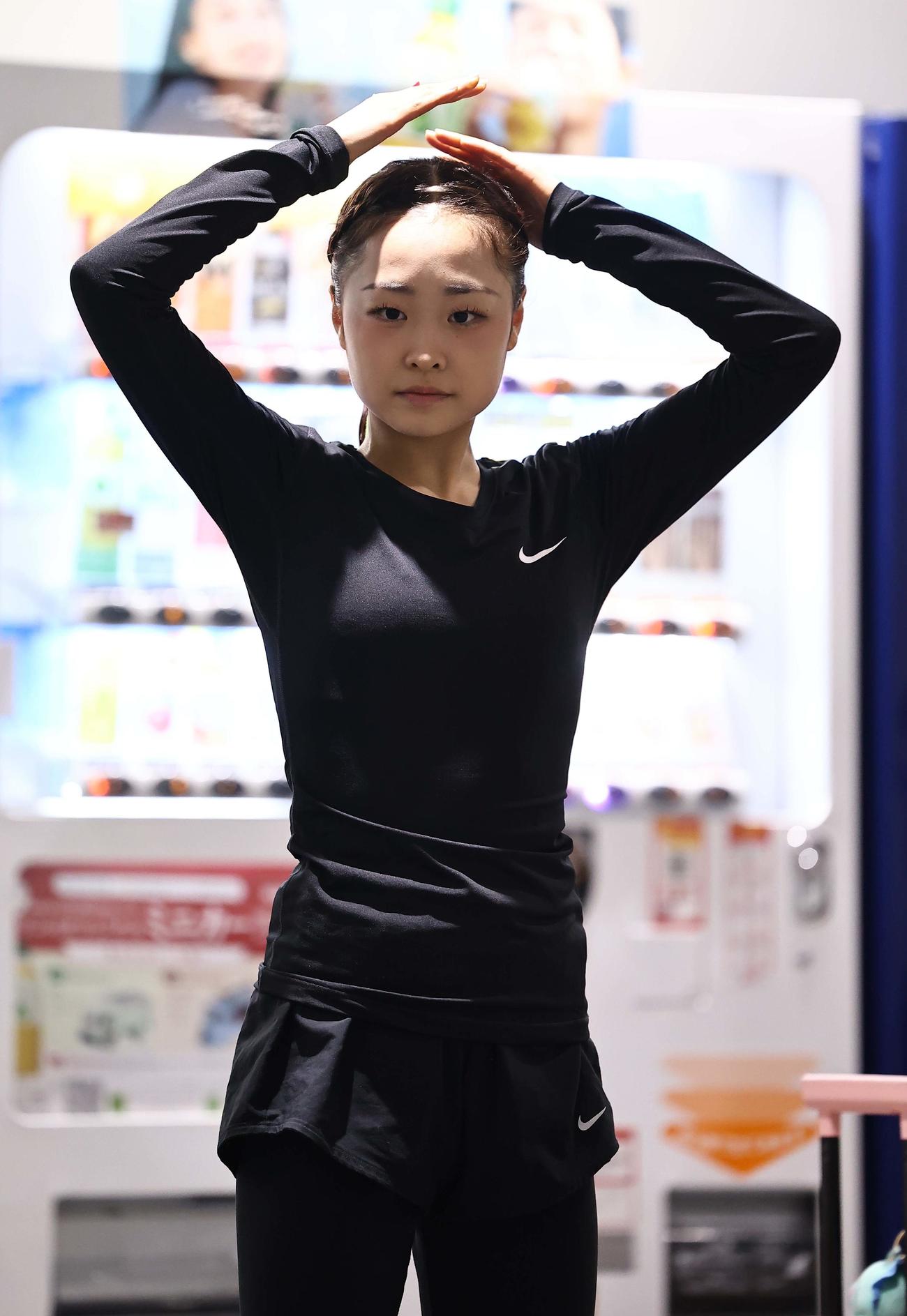 ウオーミングアップをする島田麻央（撮影・上田博志）