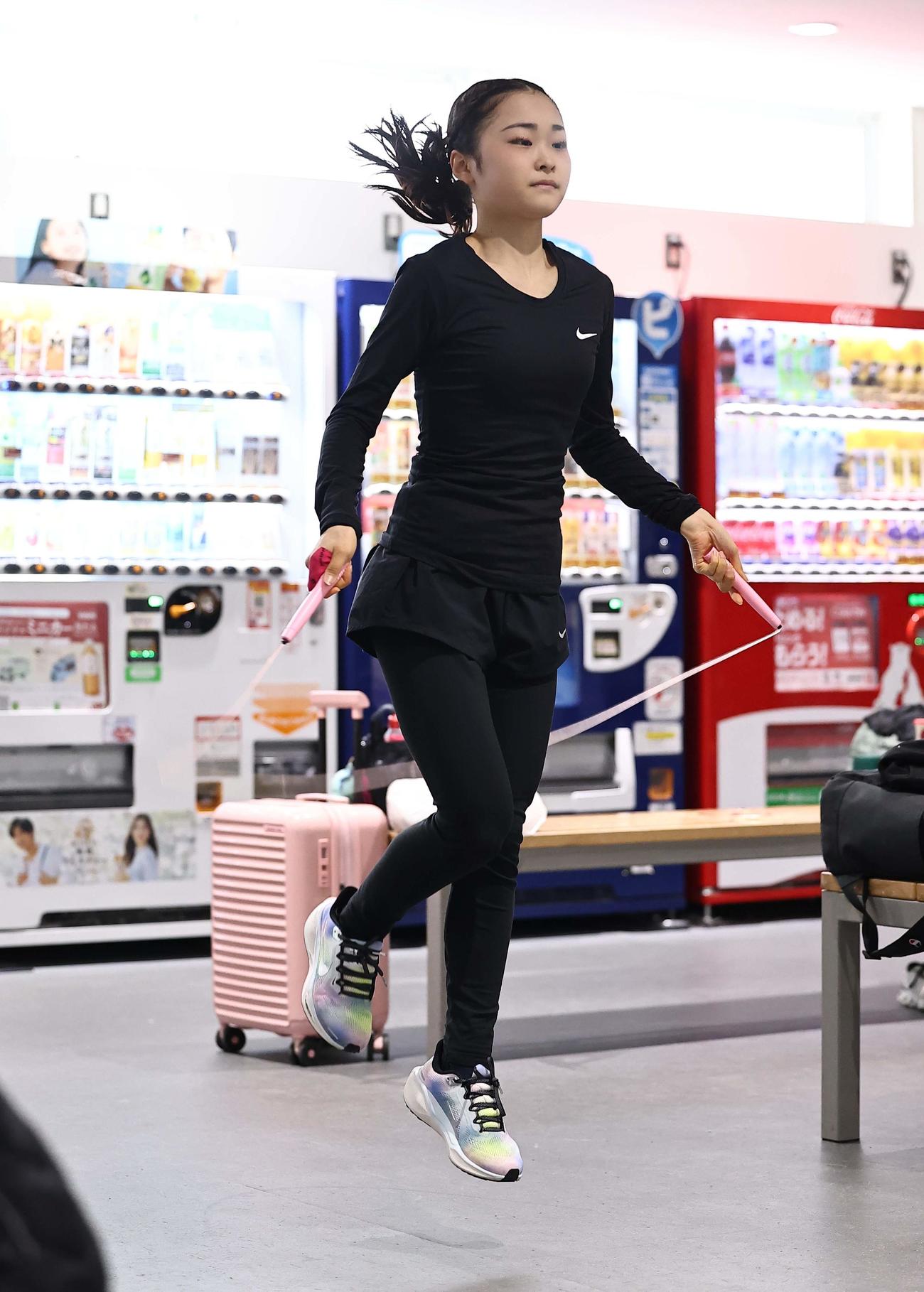 なわとびでウオーミングアップをする島田麻央（撮影・上田博志）