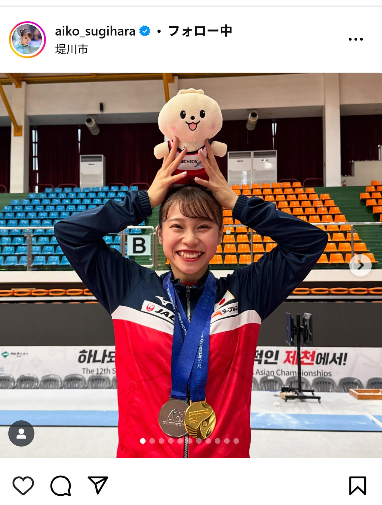 大会マスコットを頭に乗せて笑顔の杉原愛子(インスタグラムから)