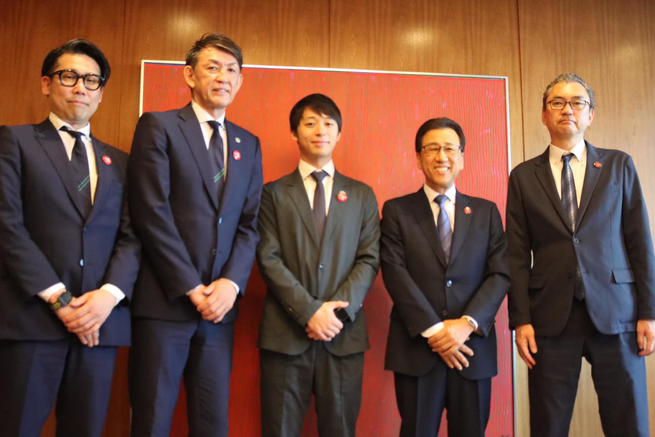 秋元克広札幌市長（右から2人目）を表敬訪問したレバンガ北海道の（左から）横田陽CEO、折茂武彦社長、小川嶺オーナー
