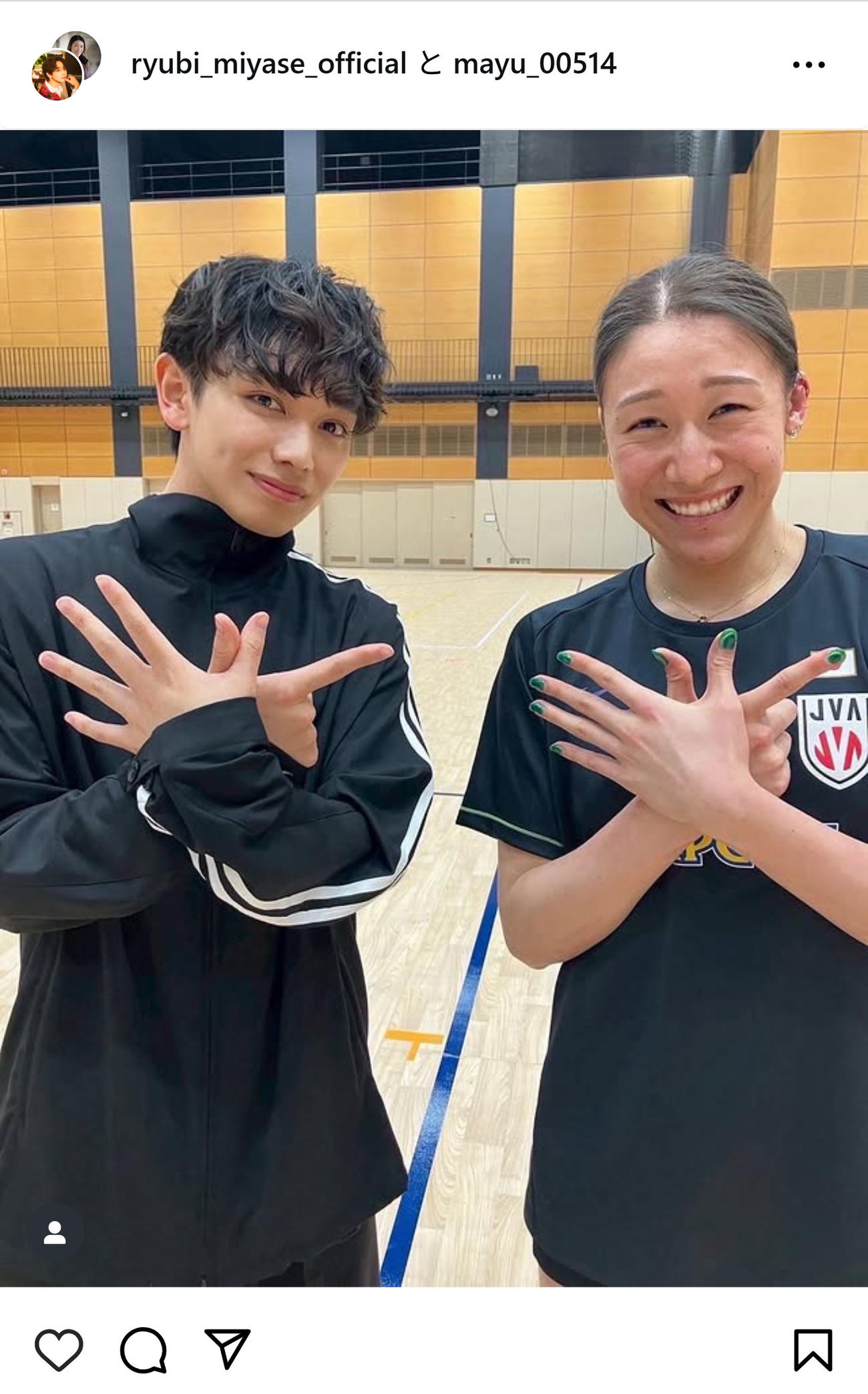 「VVポーズ」をする石川真佑と宮世琉弥(インスタグラムから)