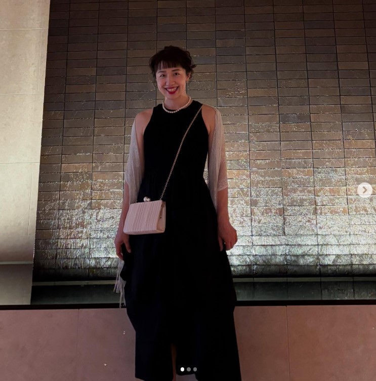 結婚式に出席し黒のドレスの浜口京子さん（浜口京子さんのインスタグラムから）