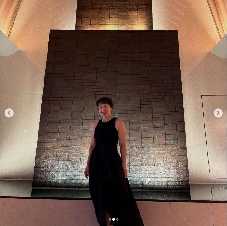 結婚式に出席し黒のドレスの浜口京子さん（浜口京子さんのインスタグラムから）