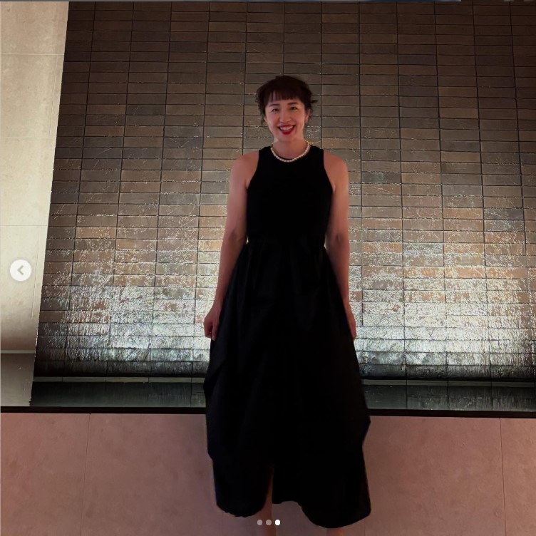 結婚式に出席し黒のドレスの浜口京子さん（浜口京子さんのインスタグラムから）