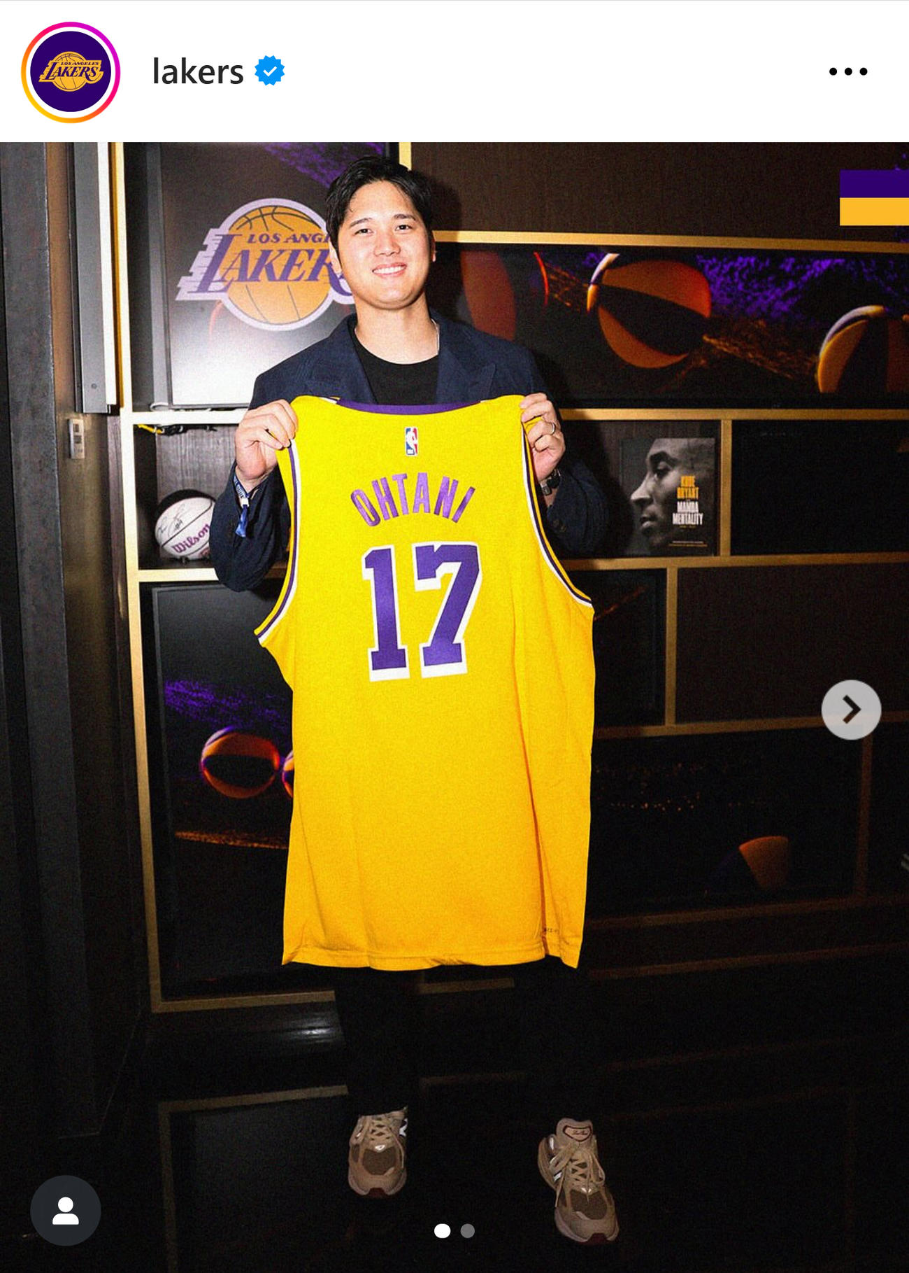 背番号「17」のレイカーズユニを手に笑顔の大谷翔平（レイカーズのインスタグラムから）