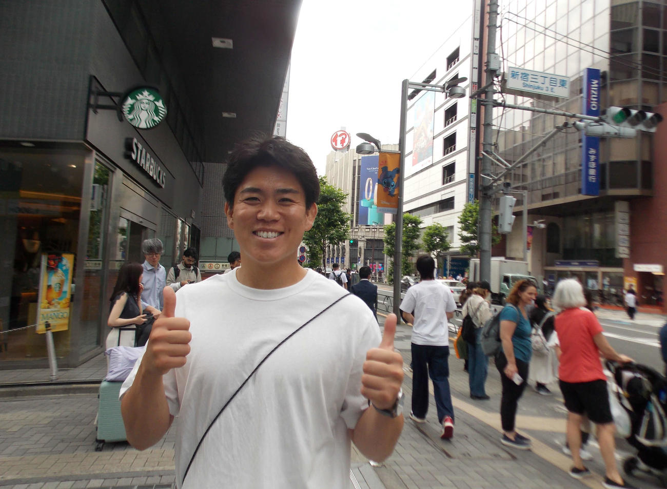 東京SGを退団し、現役続行を志す木村貴大は新宿での取材後に笑顔を見せる（撮影・松本航）