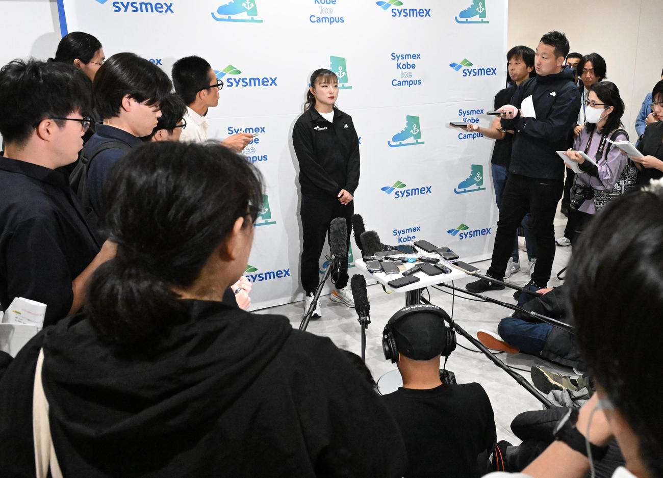 報道陣の質問に答える坂本花織（中央）（撮影・石井愛子）