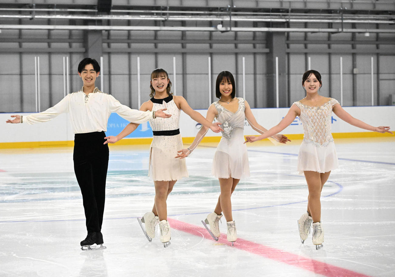 オープニングセレモニーで記念撮影をする（左から）壷井達也、坂本花織、三原舞衣、三宅咲綺（撮影・石井愛子）