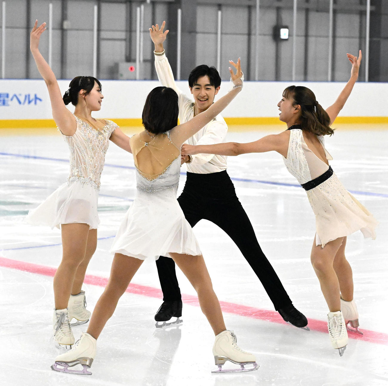 オープニングセレモニーでアイスショーをする（左から）三宅咲綺、三原舞衣、壷井達也、坂本花織（撮影・石井愛子）