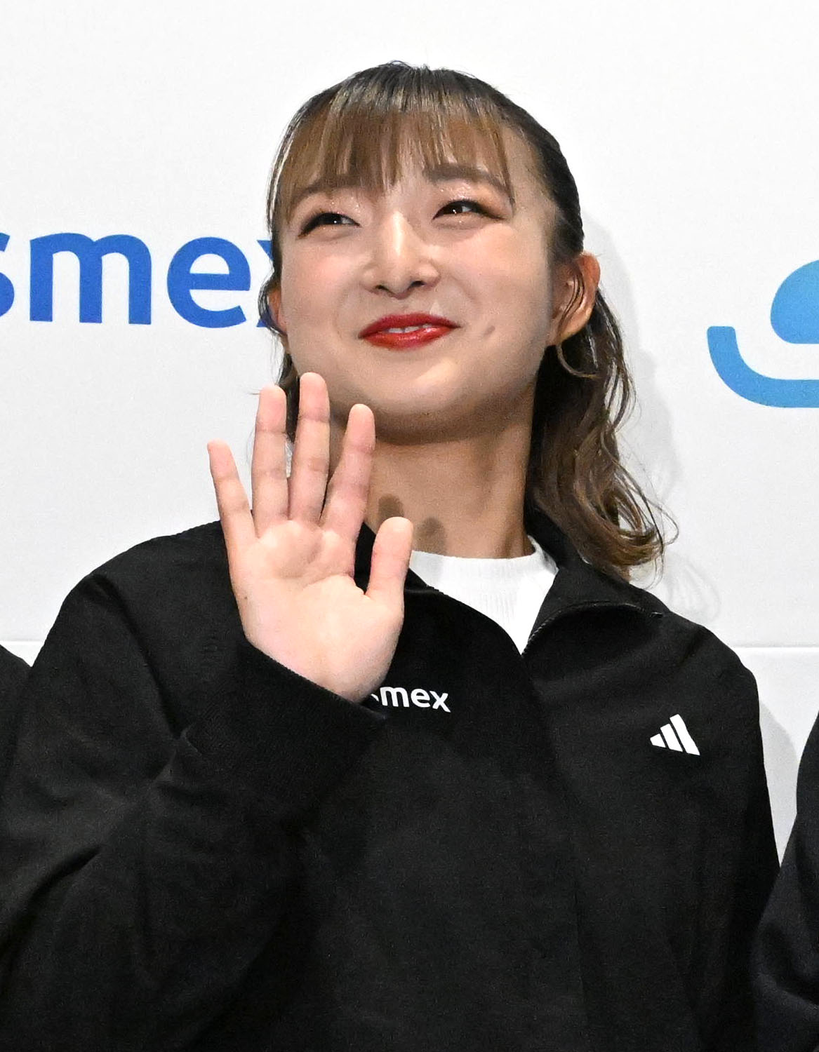 カメラに向かって手を振る坂本花織（撮影・石井愛子）