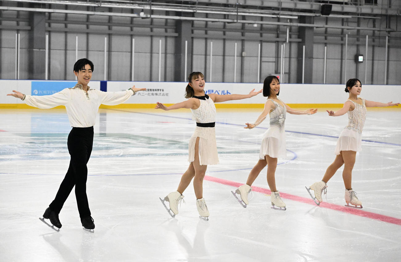 オープニングセレモニーでアイスショーをする（左から）壷井達也、坂本花織、三原舞衣、三宅咲綺（撮影・石井愛子）
