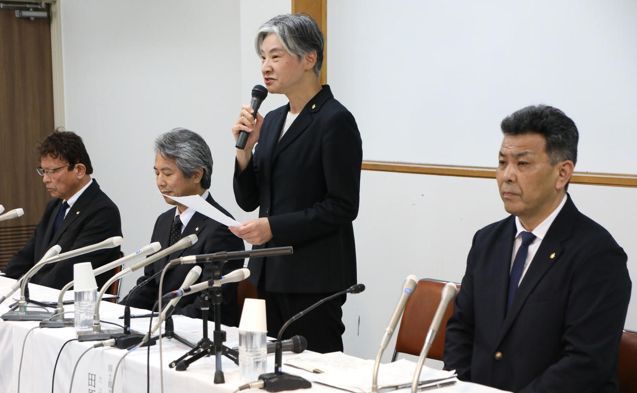 国士舘男子柔道部不祥事に関して説明謝罪会見する、左からスポーツプロモーションセンター美納サブチーフ・スポーツ・ディレクター、熊迫副学長、田原学長、武井学生部長（撮影・中島郁夫）