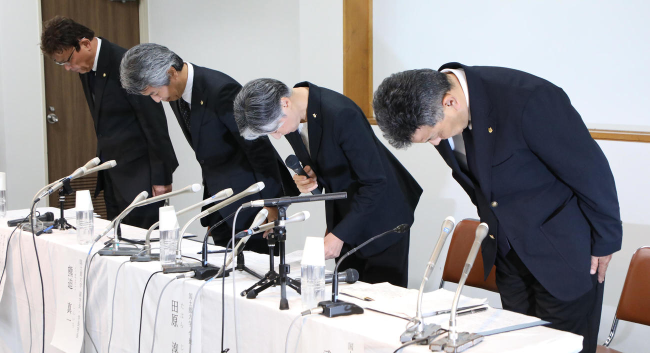 国士舘男子柔道部不祥事に関して説明謝罪会見する、左からスポーツプロモーションセンター美納サブチーフ・スポーツ・ディレクター、熊迫副学長、田原学長、武井学生部長（撮影・中島郁夫）