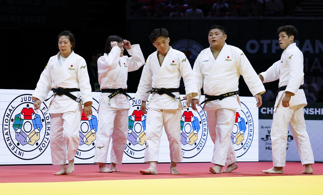 混合団体準決勝でジョージアに敗れた日本。右端は村尾三四郎（共同）