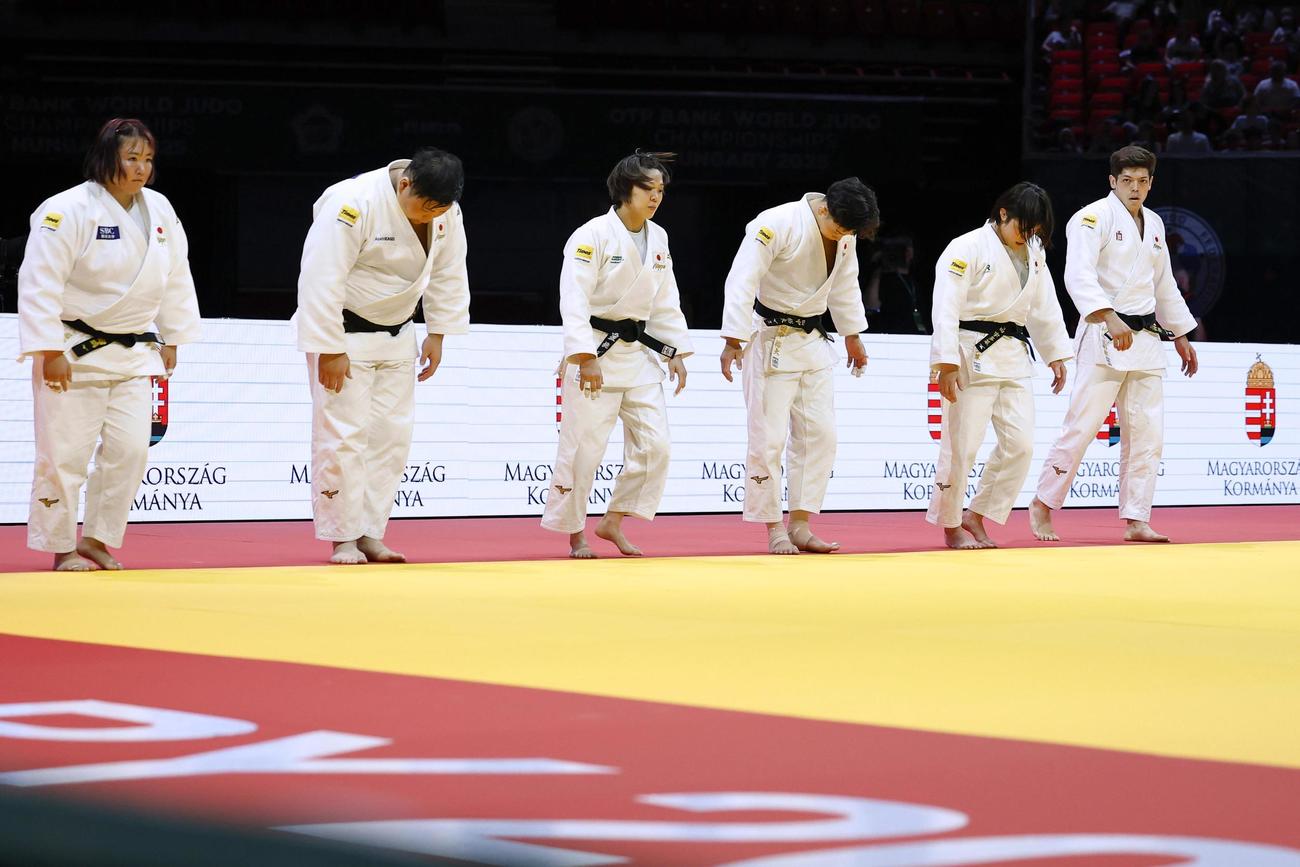 混合団体準決勝でジョージアに敗れた日本。8連覇はならなかった＝ブダペスト（共同）
