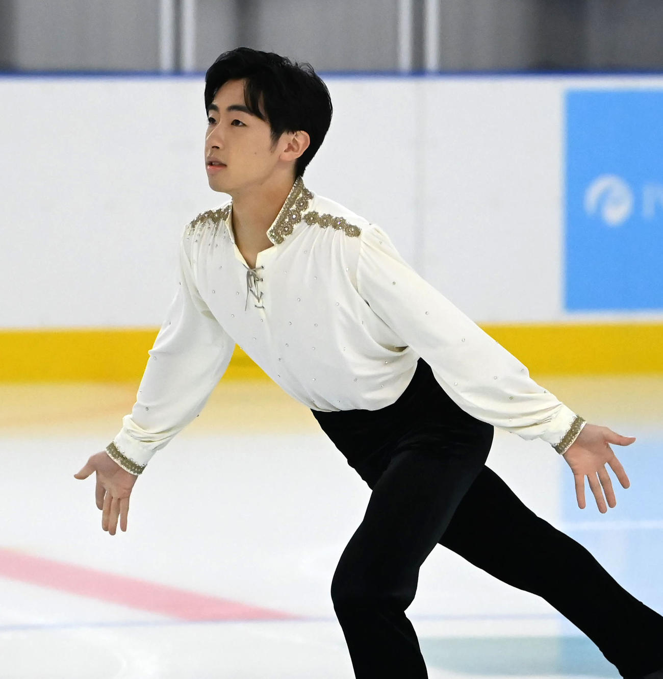 オープニングセレモニーでアイスショーをする壷井達也（撮影・石井愛子）
