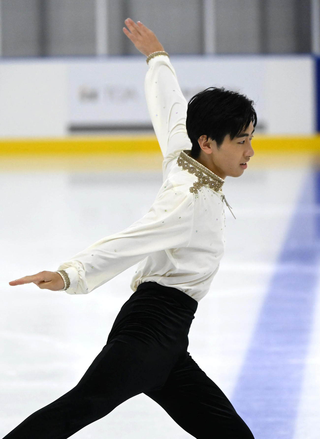 オープニングセレモニーでアイスショーをする壷井達也（撮影・石井愛子）