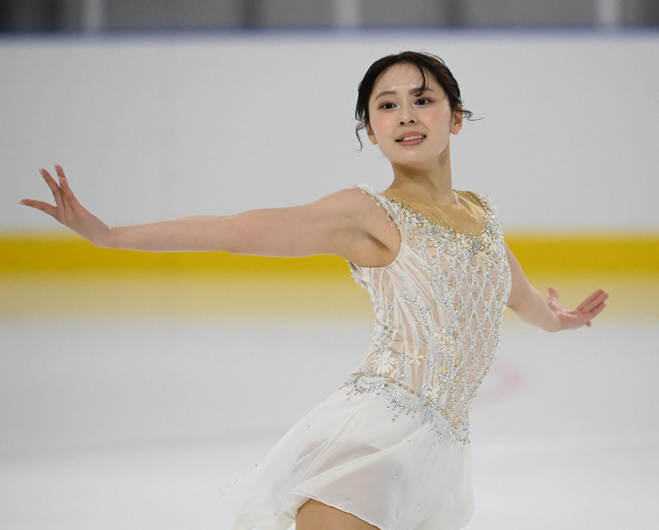 オープニングセレモニーでアイスショーをする三宅咲綺（撮影・石井愛子）