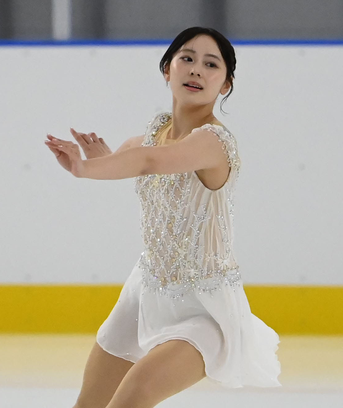 オープニングセレモニーでアイスショーをする三宅咲綺（撮影・石井愛子）