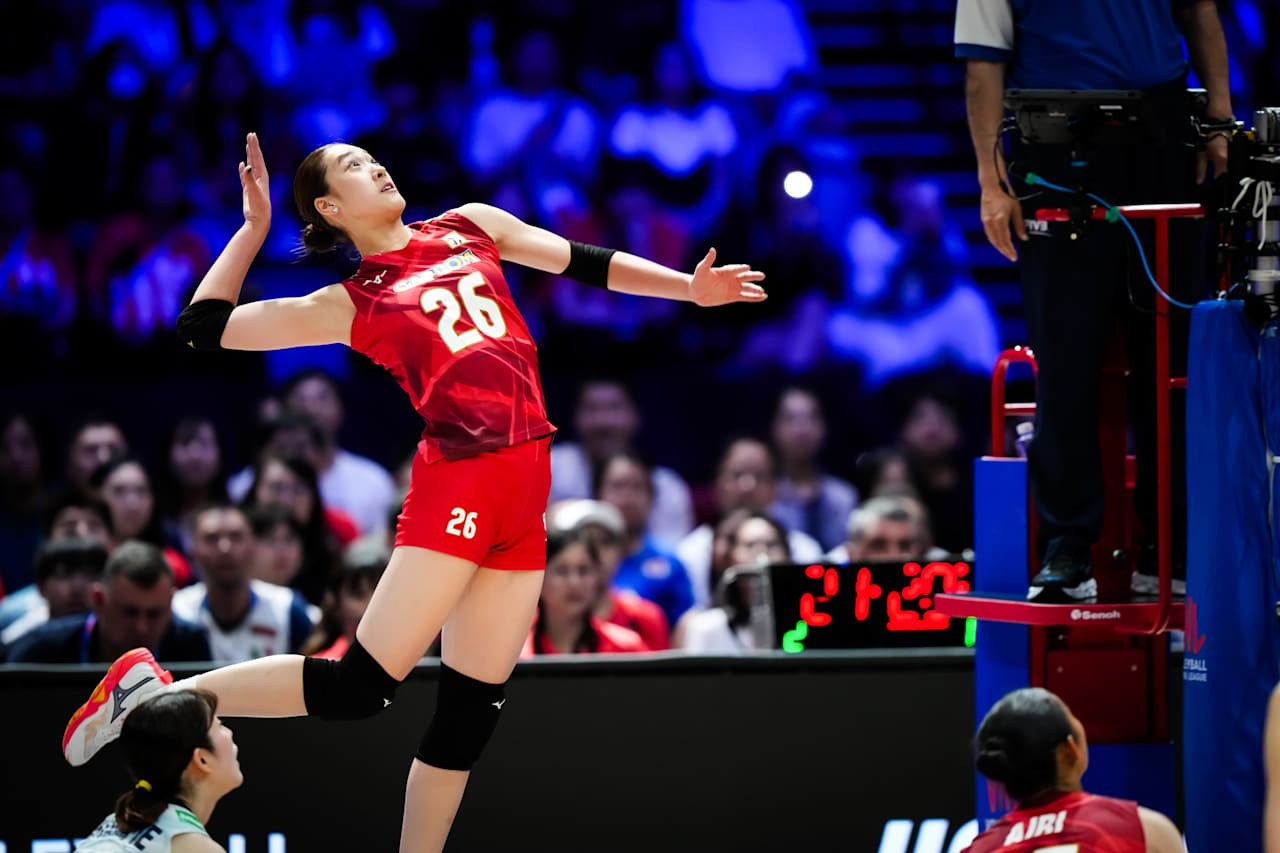 スパイクを打つ女子日本代表の佐藤（C）FIVB
