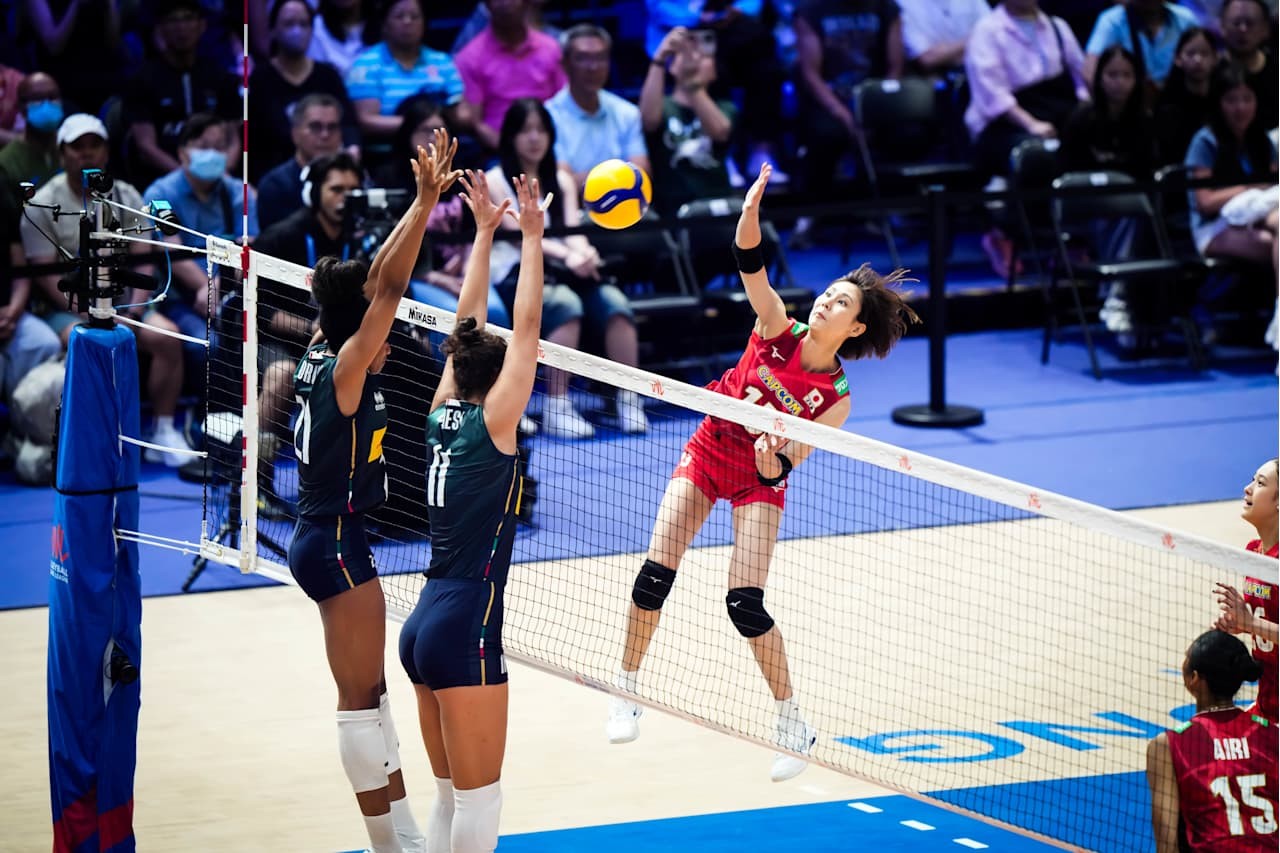 スパイクを打つ女子日本代表の和田（C）FIVB