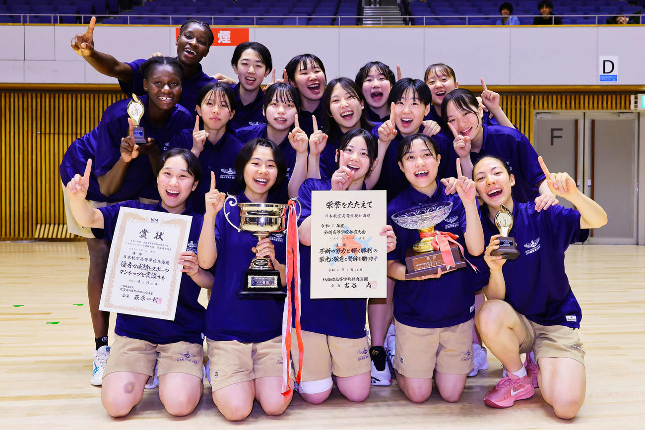 2連覇を飾り喜びの日本航空北海道の選手