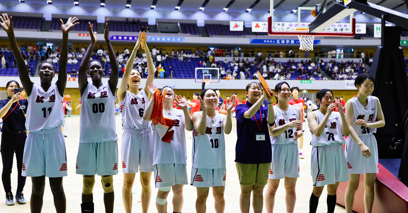 2連覇を飾り笑顔で応援席にあいさつする日本航空北海道の選手